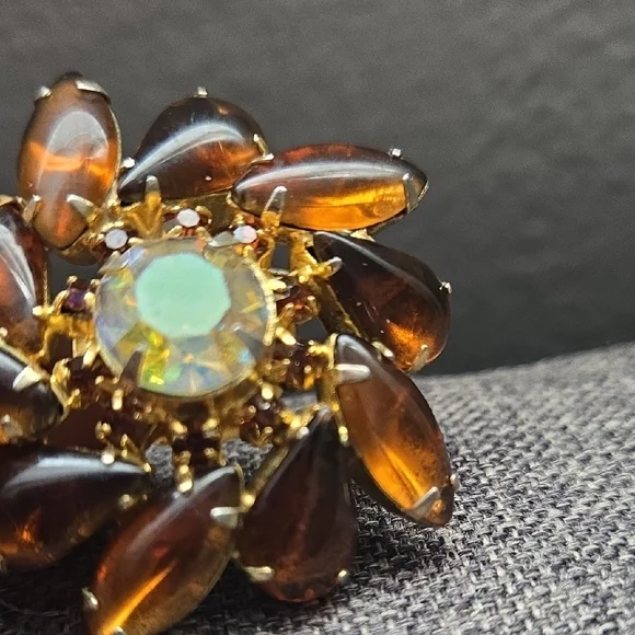 VINTAGE Gold and Brown Floral Brooch - Picture 9 of 11